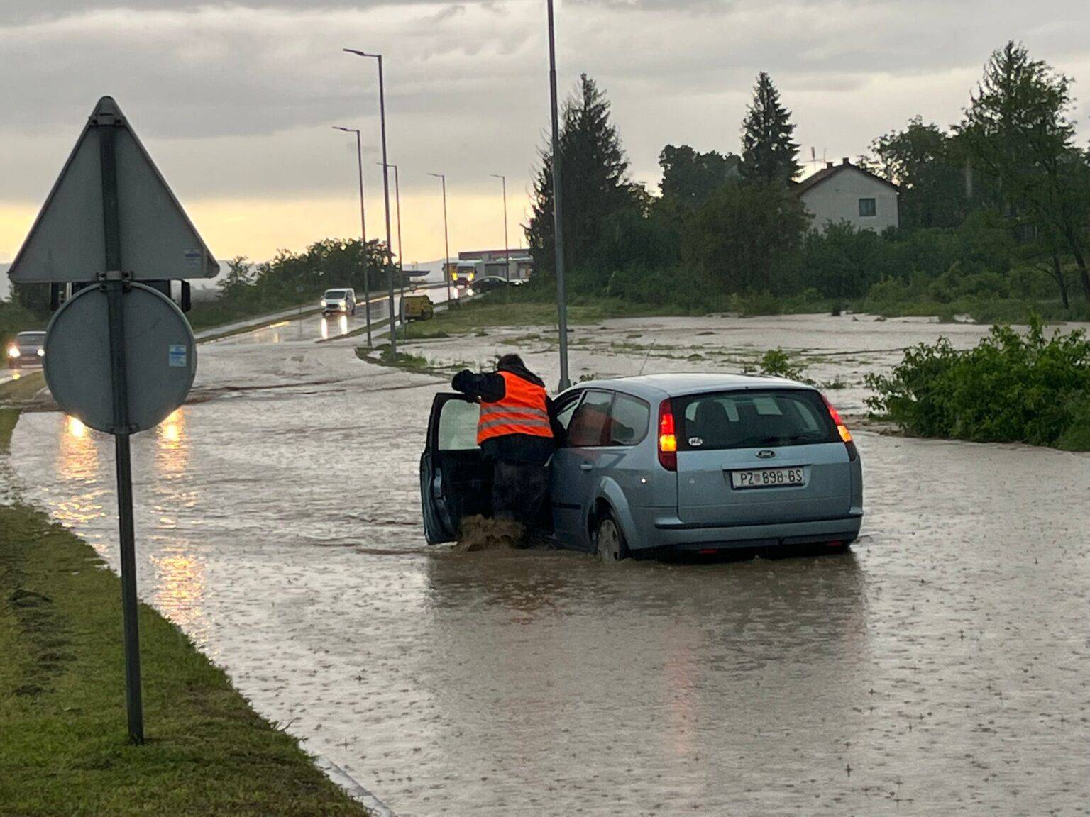 VIDEO Potop u Požegi: Auti zapeli u vodi, padala je i tuča