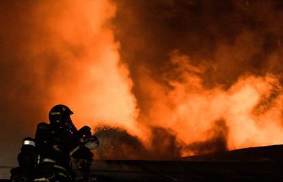 Strašan požar: Srušio se krov tvornice, poginulo je troje ljudi
