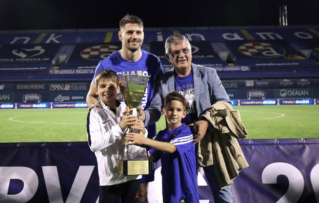 Nogometaši Dinama ponosno pozirali sa svojim obiteljima