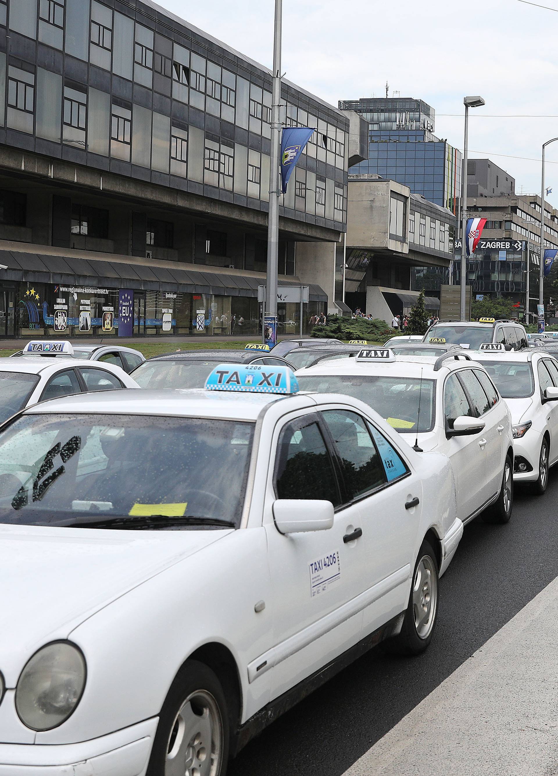 Prometni kaos u Zagrebu: Taksisti blokirali Vukovarsku