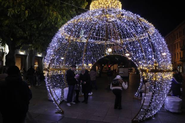 Rijeka: Paljenjem rasvjete zapoceo "Advent" na Korzu.
