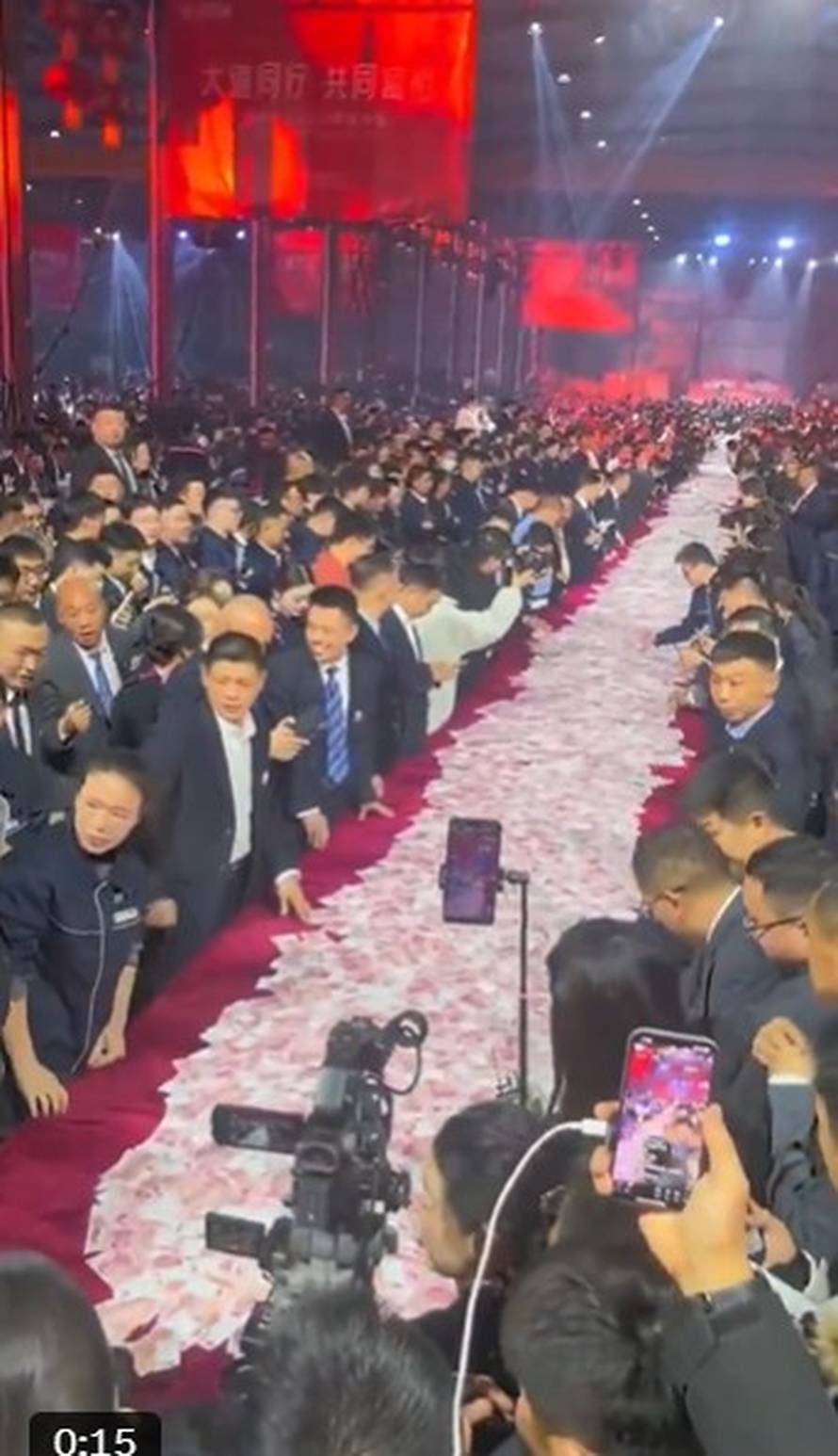 VIDEO Šef okupio radnike pa im istresao milijune eura: Znam da se mučite s kreditima. Uzmite!