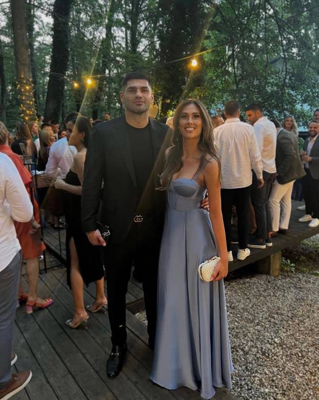 FOTO Ovo je ljepotica koja je osvojila srce Filipa Hrgovića. Od početka stoji uz 'El Animala'...
