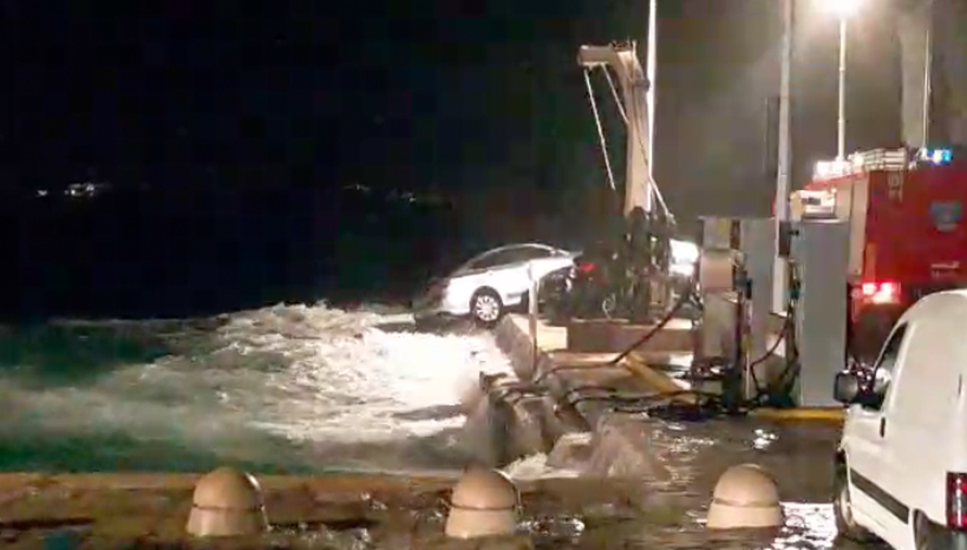 More podivljalo: Nezapamćena plima je 'progutala' automobile