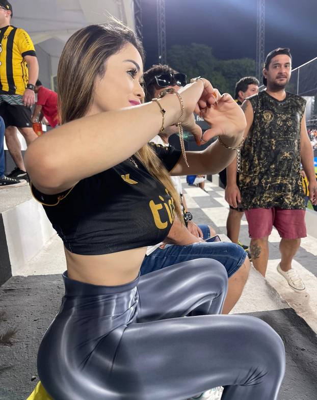FOTO Paragvaj još nije ispao, ali njoj je sve ispalo na tribinama