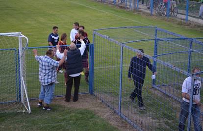 Odra: Na nogometnoj utakmici bacili svinjsku glavu i tukli se 