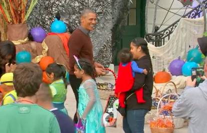 Bijela kuća postala je  "kuća strave": Obama dijelio slatkiše