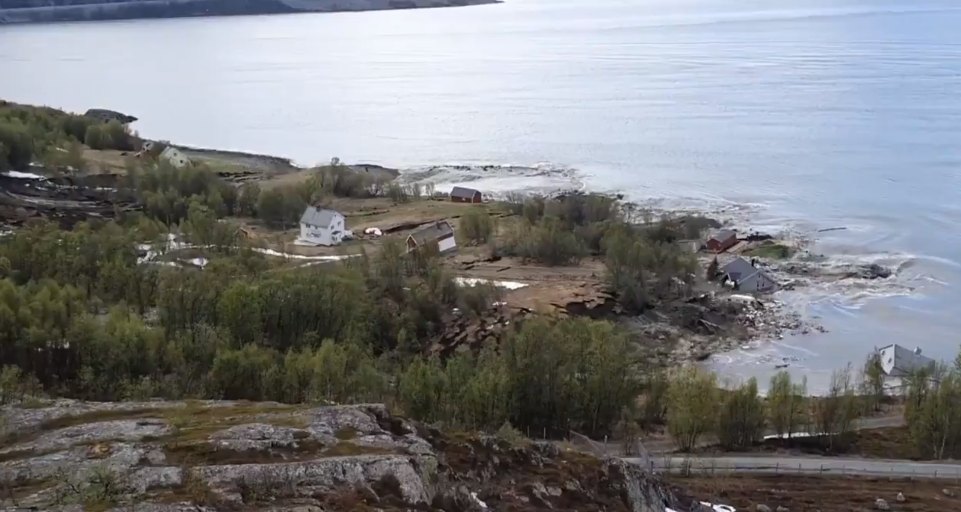 Moć prirode: Zastrašujuć video otkrio trenutak kad je val blata odvukao osam kuća u more...