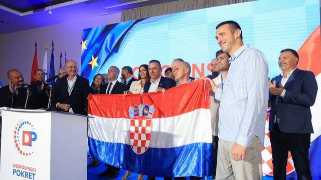 Zagreb: Bartulica u stožeru Domovinskog pokreta slavio s kolegama i održao govor