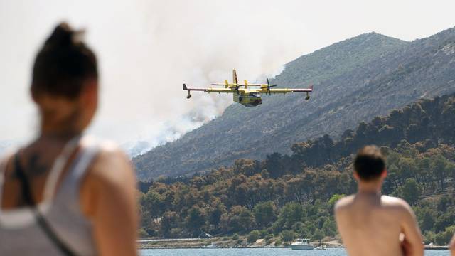 Piloti kanadera spretnim manevrima oduševljavali kupa?e u Grebaštici