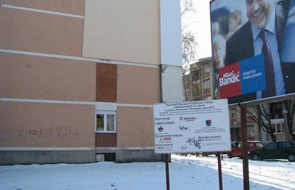 Sombor: Bandićevi plakati pored grafita za R. Mladića