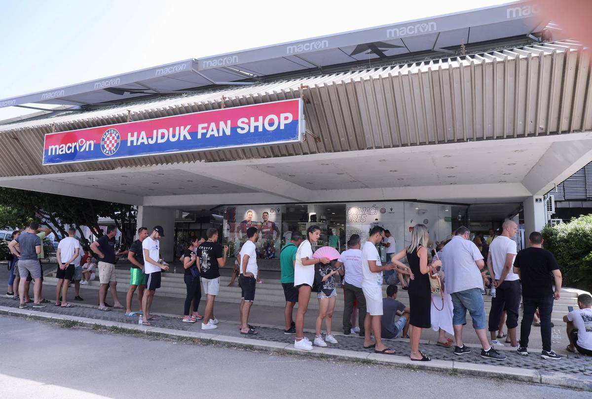 HNK Hajduk Split on X: [RASPRODANO‼️] Poljud je u potpunosti rasprodan za  utakmicu Hajduk - Rijeka koja se igra u nedjelju 30. srpnja na Poljudu.  Članovi i pretplatnici napunit će Poljud do