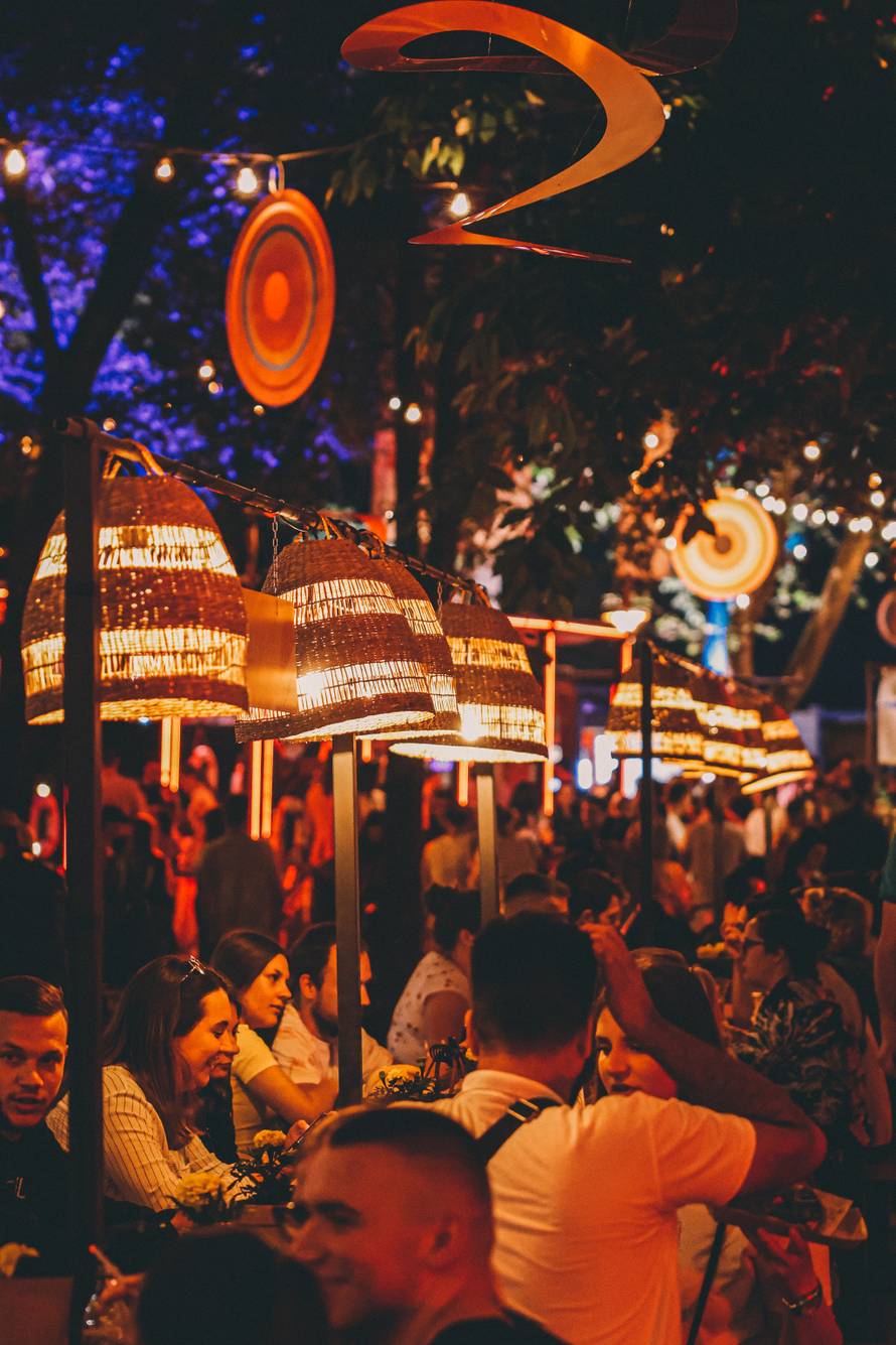 A gdje je nestala Mia? Držali su se za ruke, a sad je Filip Vidović stigao sam na popularni festival