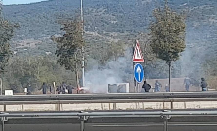 Krvavi obračun na autocesti: Palicama razbijali aute i kafić