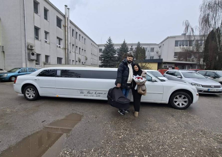 FOTO Slovenac po ženu i bebu došao limuzinom! Pozirali su ispred bolnice, komentari su hit