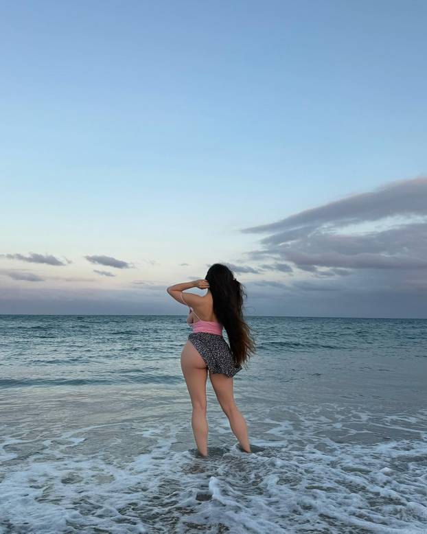 FOTO 'Imam toliko velike grudi da me svi mrze. Nisu umjetne!'