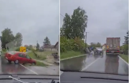 VIDEO: Sudarila se tri vozila kod Bjelovara, jedan je sletio na bok