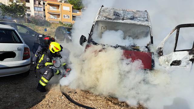 FOTO U Makarskoj su planula tri automobila, motocikl i minibus