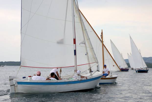 FOTO Čuvari stoljetne tradicije: Drveni brodovi utrkivali se na 'Regati za dušu i tilo' u Betini