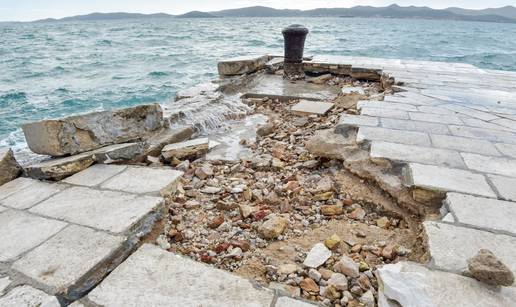 Uništena zadarska riva: Valovi su  razbacali kamene blokove...