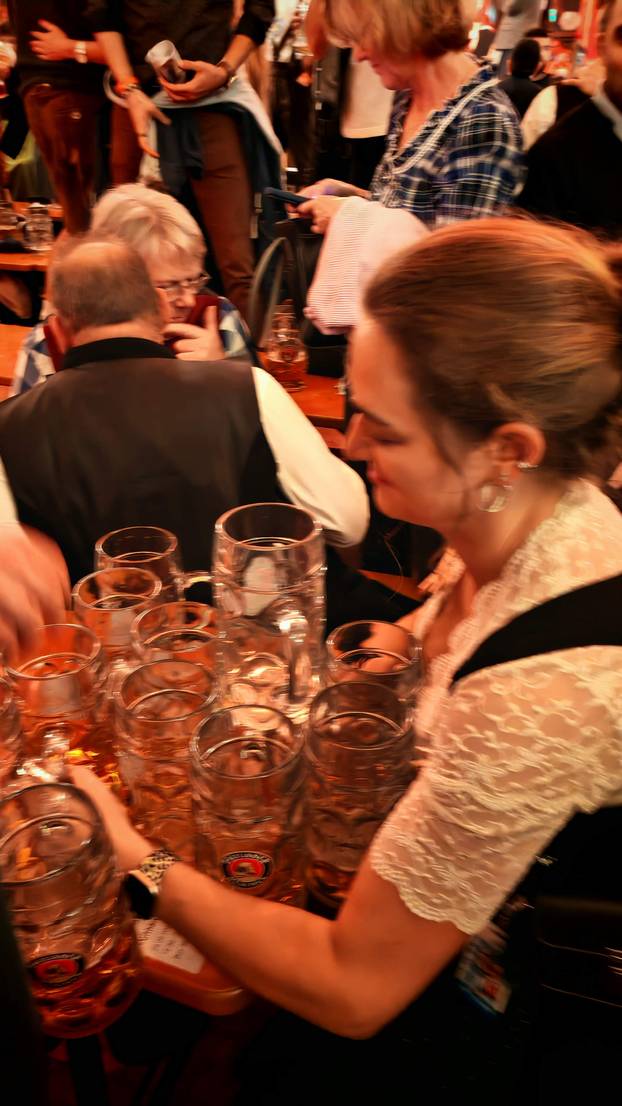 FOTO 24sata na Oktoberfestu:  Evo koliko košta krigla pive!