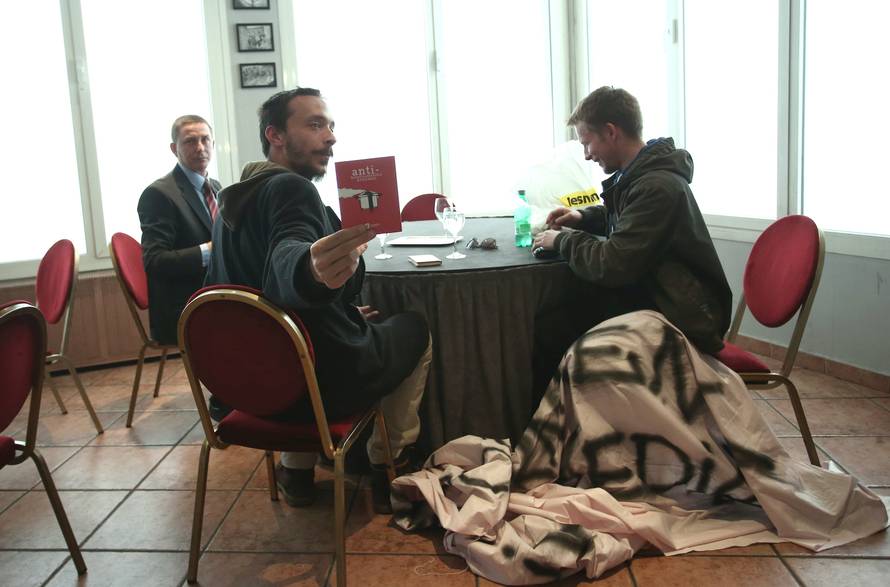 Izviždali Kolindu: 'Razočarali su me, prekinuli su moj govor'