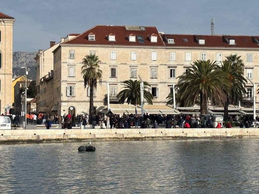 FOTO Gotov prosvjed na Rivi: Torcidaši su došli pred zgradu suda i urlali 'Za dom spremni'