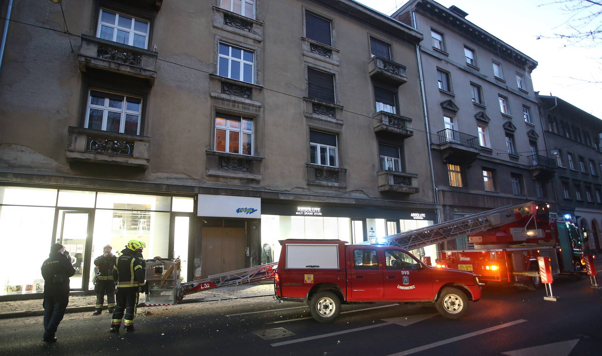 Policija i vatrogasci na terenu nakon što se dio fasade urušio u Hebrangovoj ulici