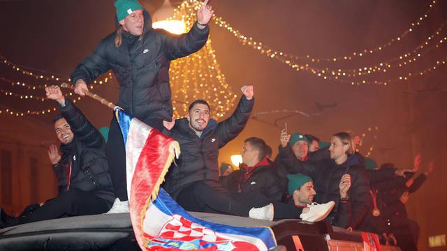 Zagreb: Domagoj Vida ponovno na krovu autobusa sa zastavom podiže atmosferu