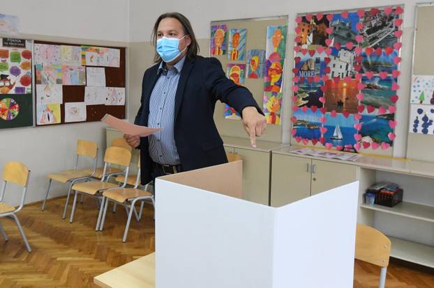 Kandidat SDP-a za gradonačelnika Šibenika, Tonči Restović, na glasovanju na lokalnim izborima