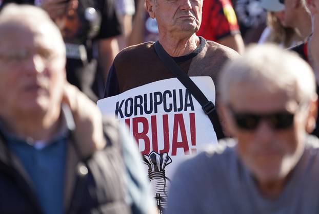 Novi Sad utihnuo na 16 minuta za sve poginule u nesreći u padu nadstrešnice