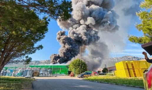 FOTO Buktinja u Kaštelima: 'Sve smrdi po dimu, odjekuju sirene. Strah nas je da se ne proširi!'