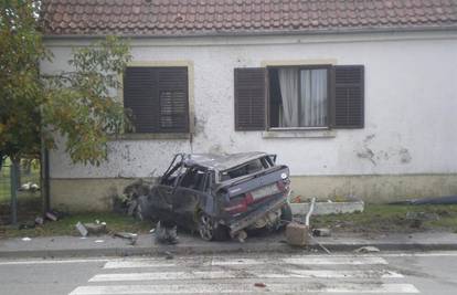 Auto im udario u kuću za vrijeme obiteljskog ručka