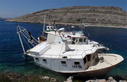 Nasukao se ribarski brod u NP Kornati, u more iscurila nafta