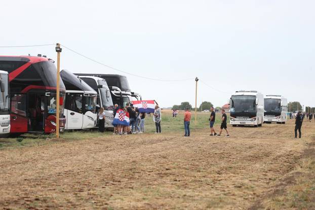 Vukovar: Mnogobrojni obožavatelji Thomsona su krenuli pristizat u posljepodnevnim satima 