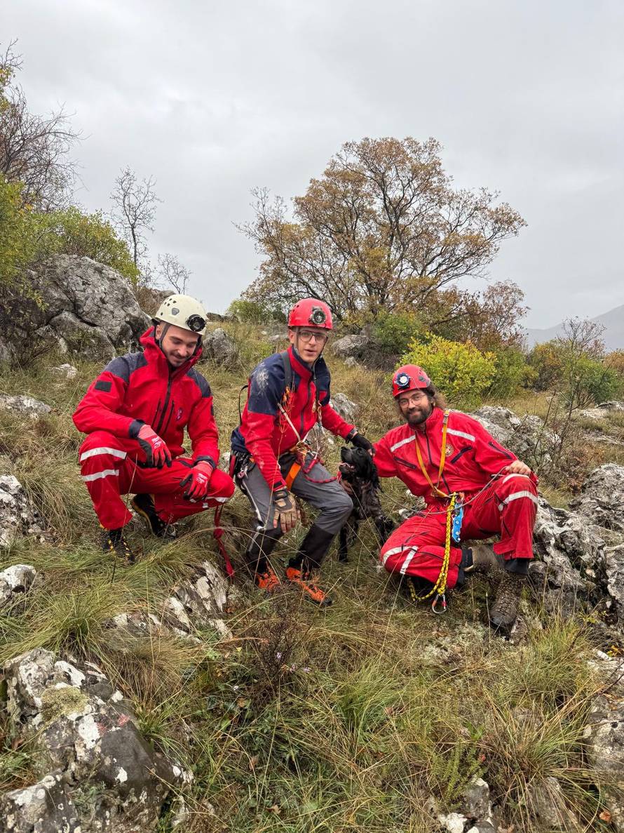Pas Lupo  završio u jami dubokoj 15 metara kod Zagvozda. HGSS ga spasio! 'Sad je s vlasnikom'