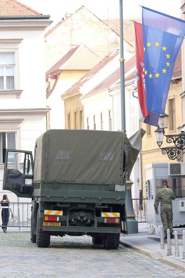 Zagreb: Vojni kamioni na Markovom trgu pomažu preseliti stvari iz Sabora