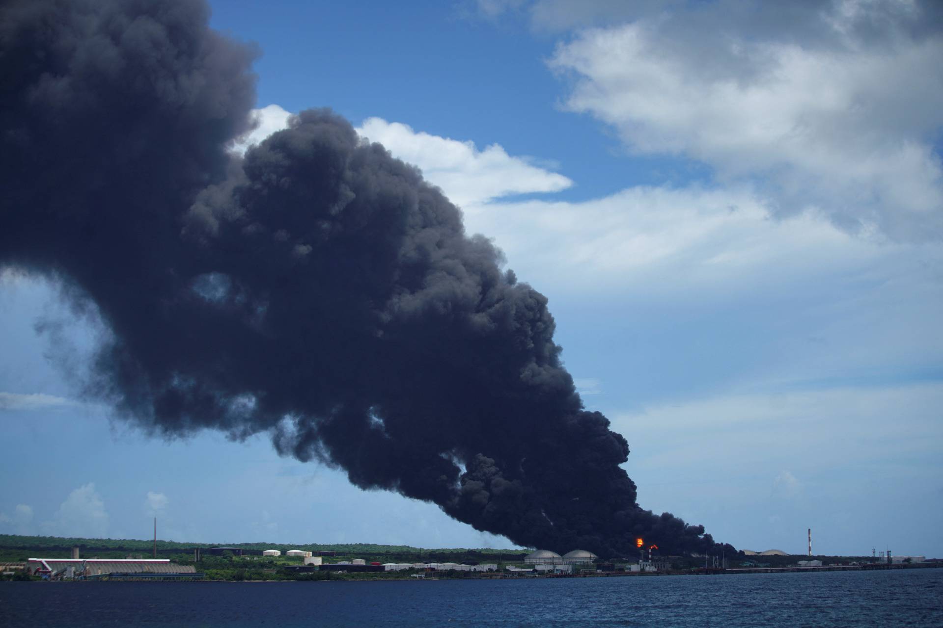 Major fire spreads at Cuban fuel storage facility hit by lightning