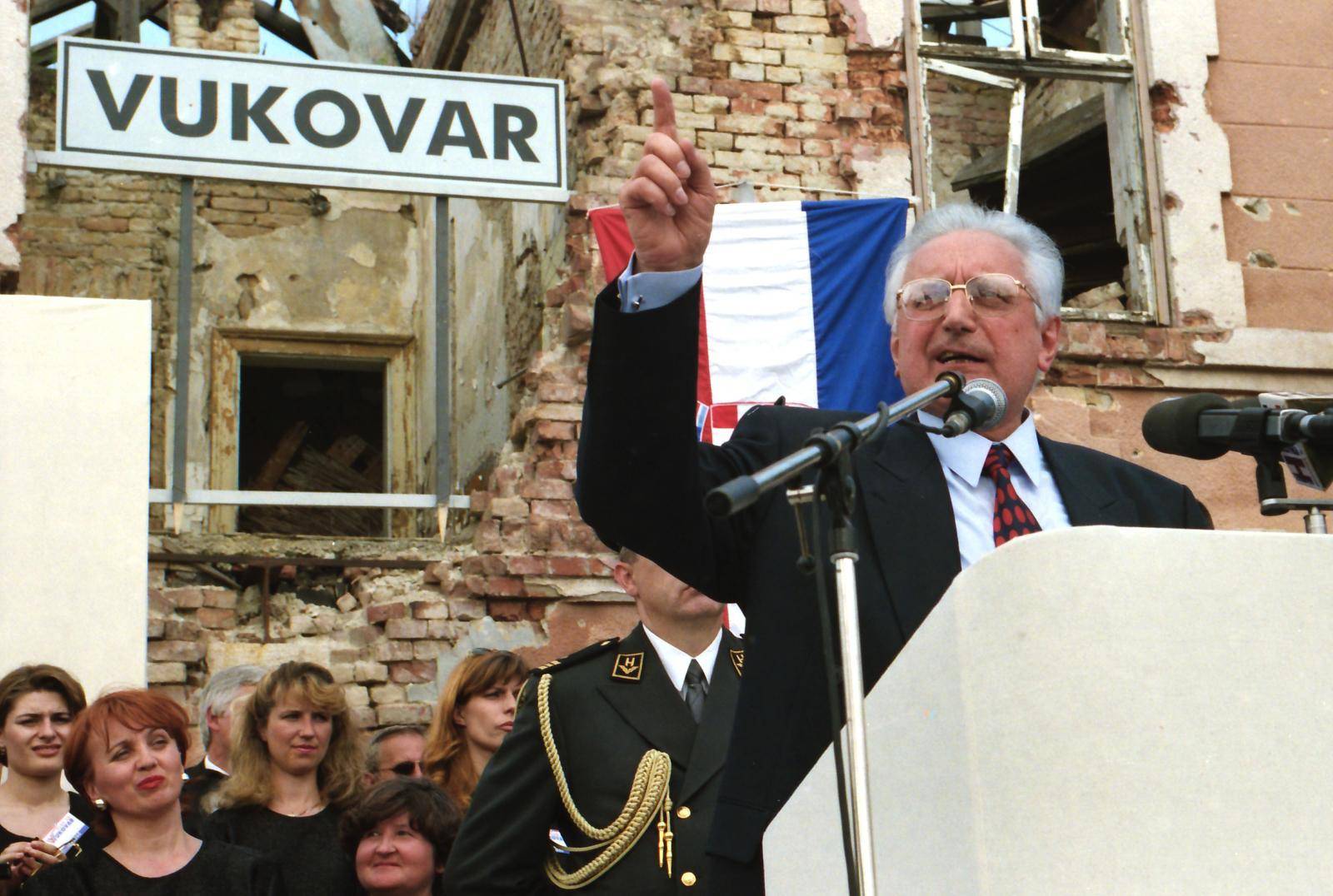 Povratak u napaćeni grad heroj: Vlak mira krenuo je za Vukovar, pjevalo se i klicalo slobodi...