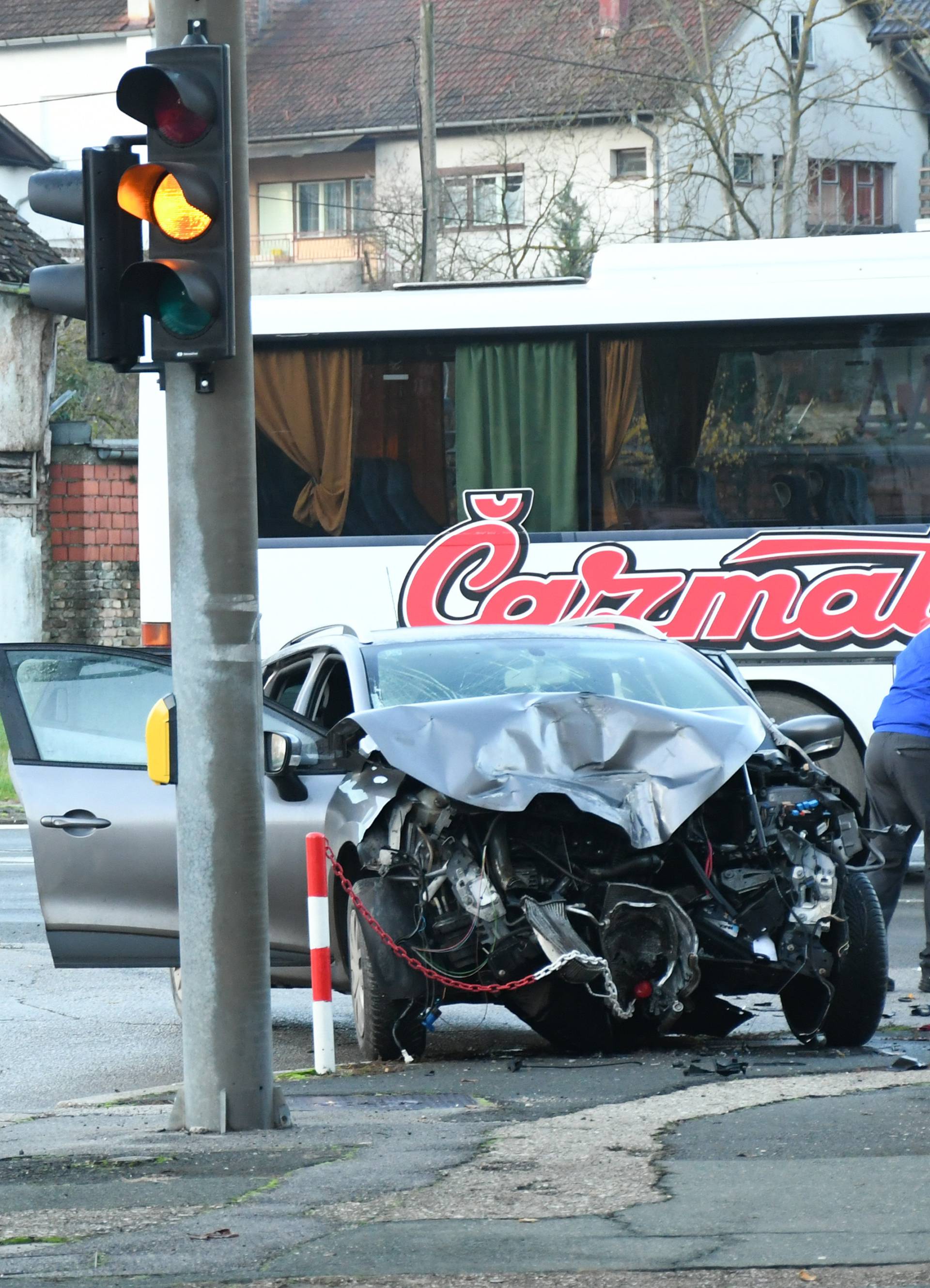 Automobil se zabio u autobus i stup: Dvoje ljudi je  ozlijeđeno