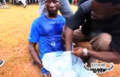 Onesviještenog borca pokušali  vratiti u boj masirajući mu pišu!