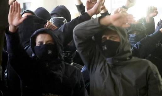 FOTO Pogledajte maskirane 'muškarčine' koje vrijeđaju ženu ispred Srpskog centra