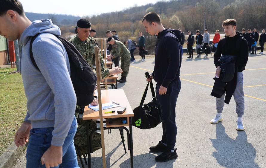 Ministar Anušić i general Kundid na prvom danu TVO-a na Slunju