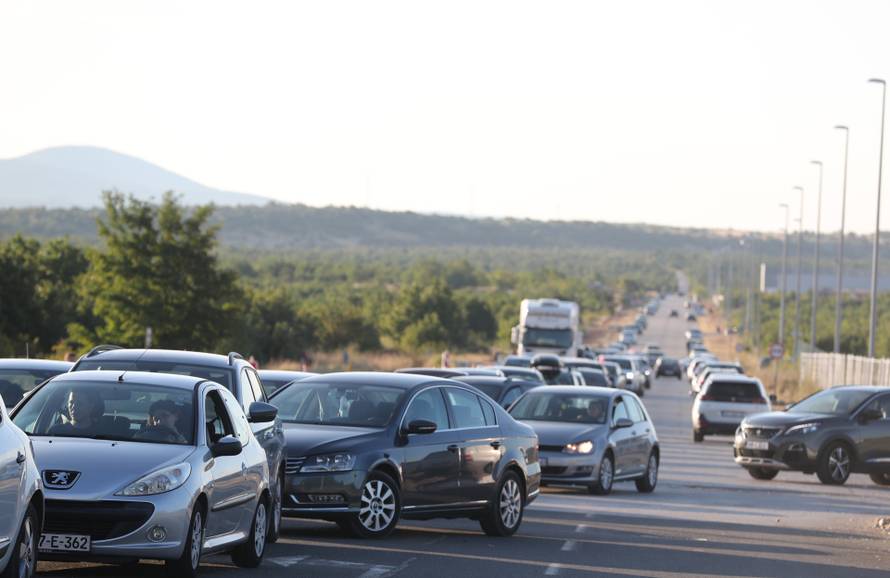 Dicmo: Kolone auta nakon završetka koncerta u Sinju