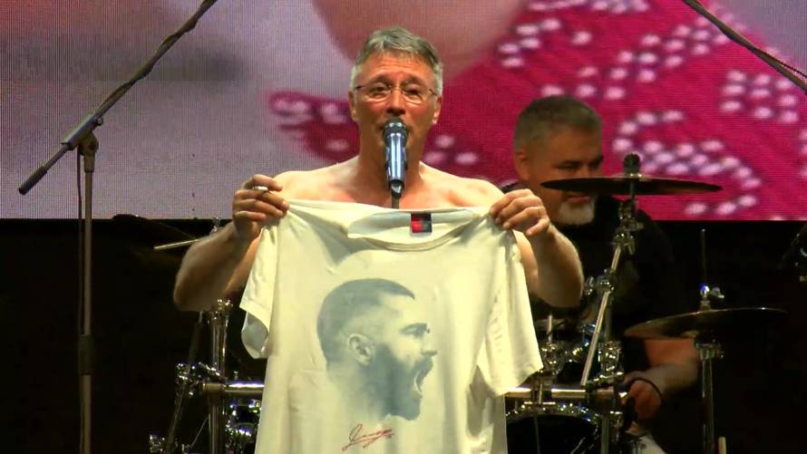 Hari Rončević u spotu pokazao suprugu s kojom je 47 godina, ali i robota iz budućnosti