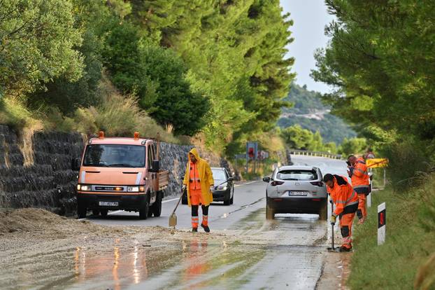 Bujica poplavila Podgoru tijekom jakog kišnog nevremena