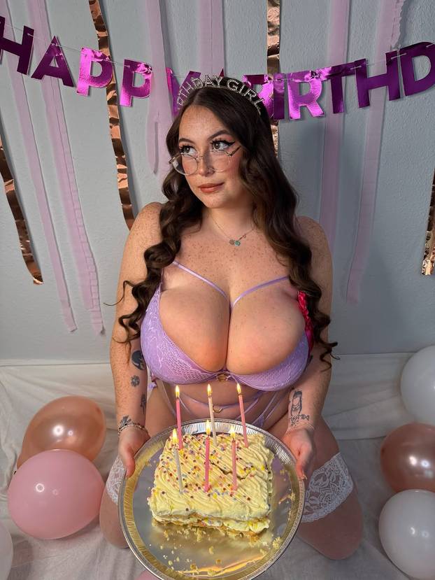 FOTO Bujna Britanka: 'Grudi mi teže 25 kilograma! Ljubomorne žene me polijevaju pićem...'