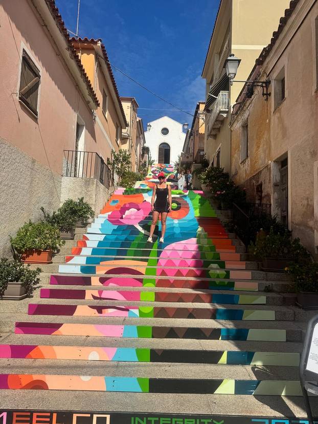 FOTO Ovo je voditeljica koja se 'pod gasom' javila uživo. Dobila je podršku od premijera države