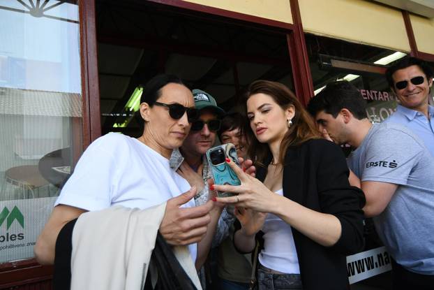 Bjelovar: Glumci u sklopu BOk festivala sami su bili eksponati u izlogu namještaja San