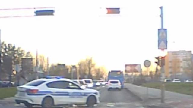 VIDEO U Zagrebu je prošao kroz crveno. Stigla ga je prometna karma. Policija je upalila rotirke